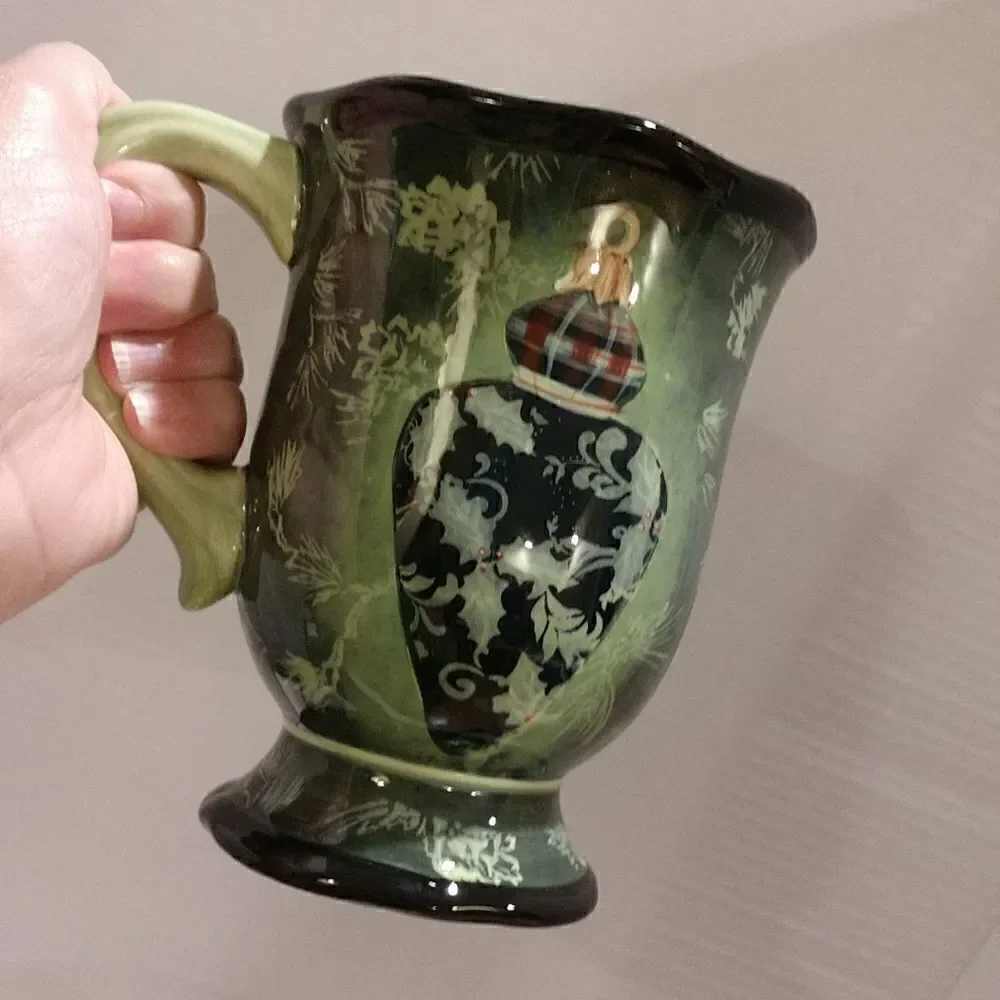 Set of Four Footed Christmas Mugs New